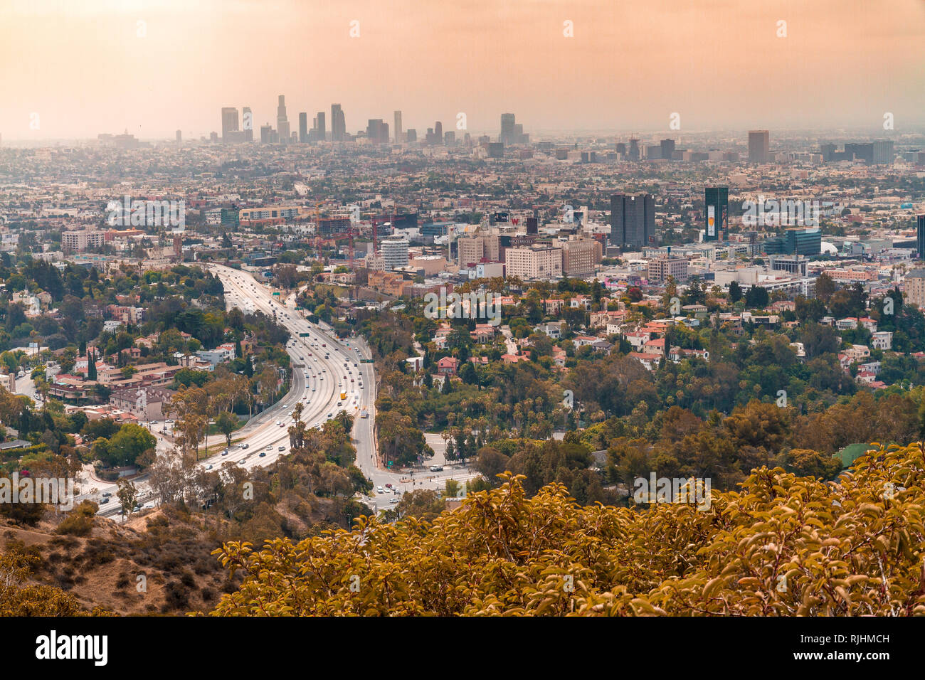 Los Angeles, come visto da Hollywood si affacciano a Mulholland Drive Foto Stock