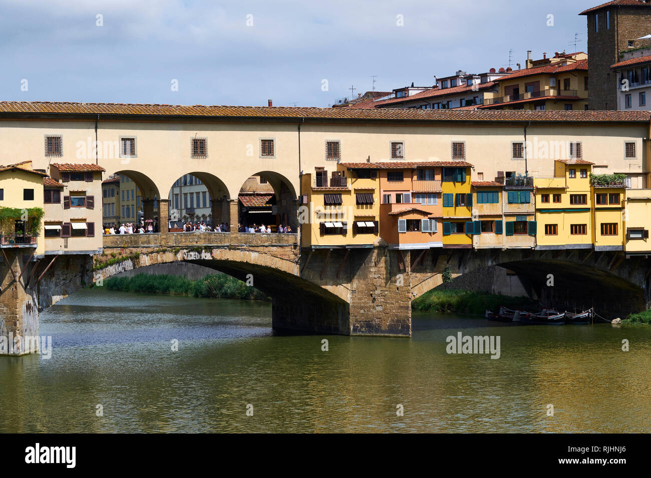 Il Ponte Vecchio che attraversano il fiume Arno, Firenze, Italia Foto Stock