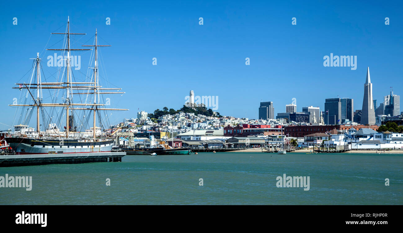 "Balclutha' nave, San Francisco Maritime National Historical Park e dello skyline della città di San Francisco, California USA Foto Stock