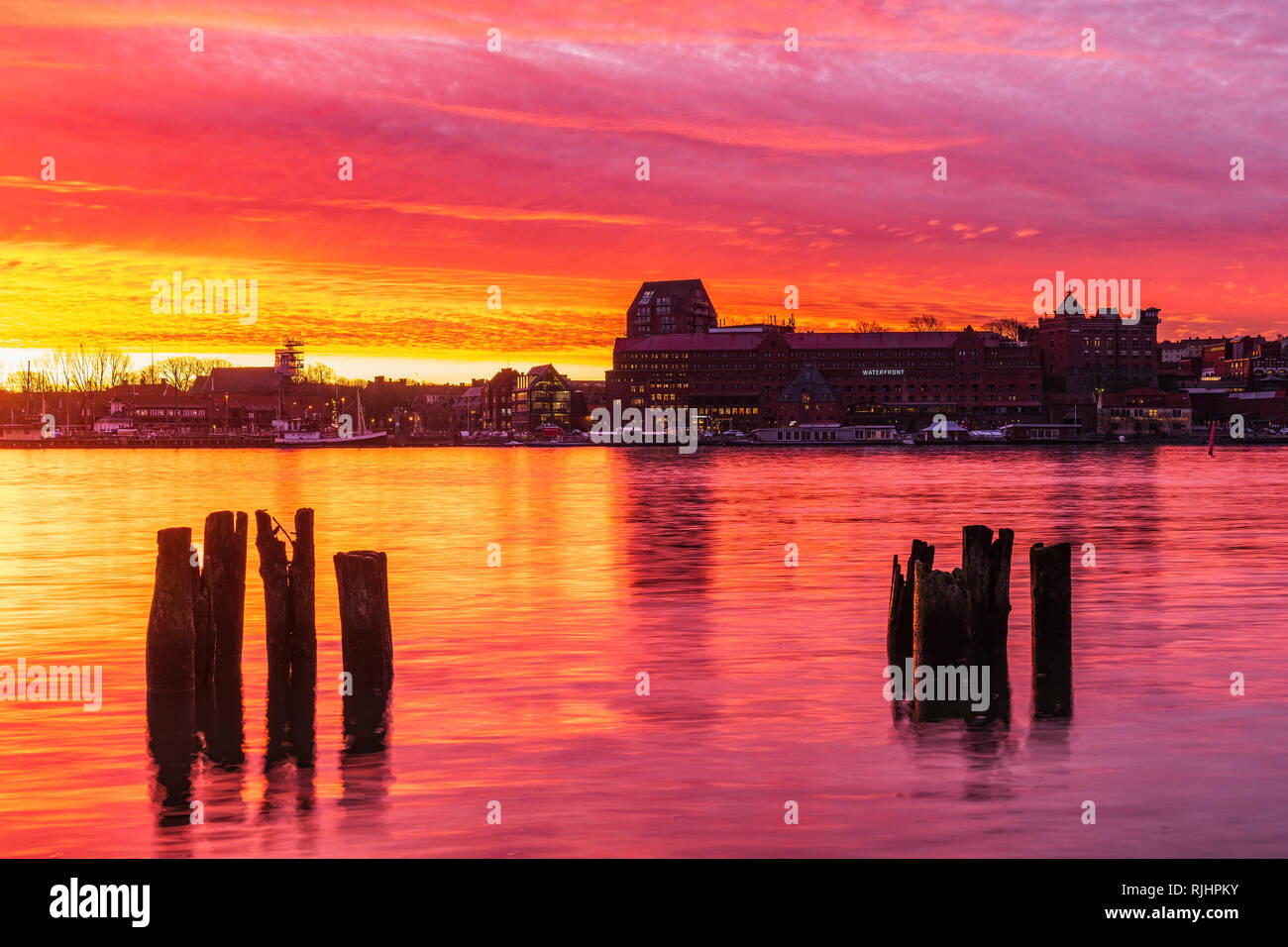 Colori pastello del tramonto che riflette la città di Göteborg e il fiume, Svezia, Europa Foto Stock