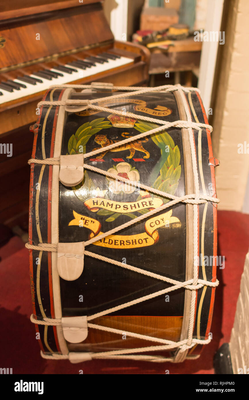Un esercito tamburo fabbricato da Henry Potter & Co in Aldershot, Hampshire, Regno Unito, visualizzati in Aldershot Military Museum Foto Stock