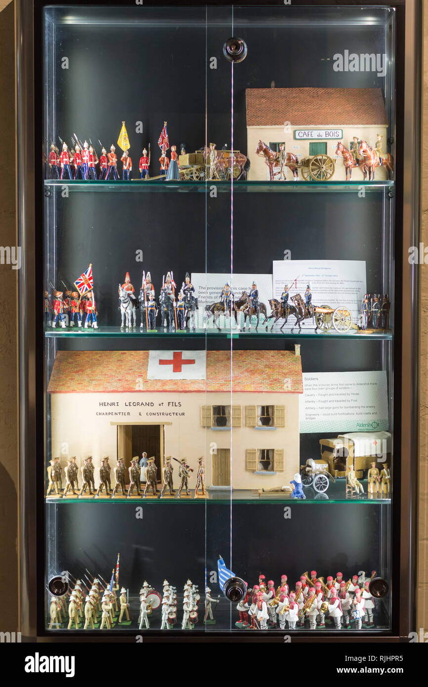 Vetrina piena di soldati modello, una mostra a Aldershot Military Museum in Hampshire, Regno Unito Foto Stock
