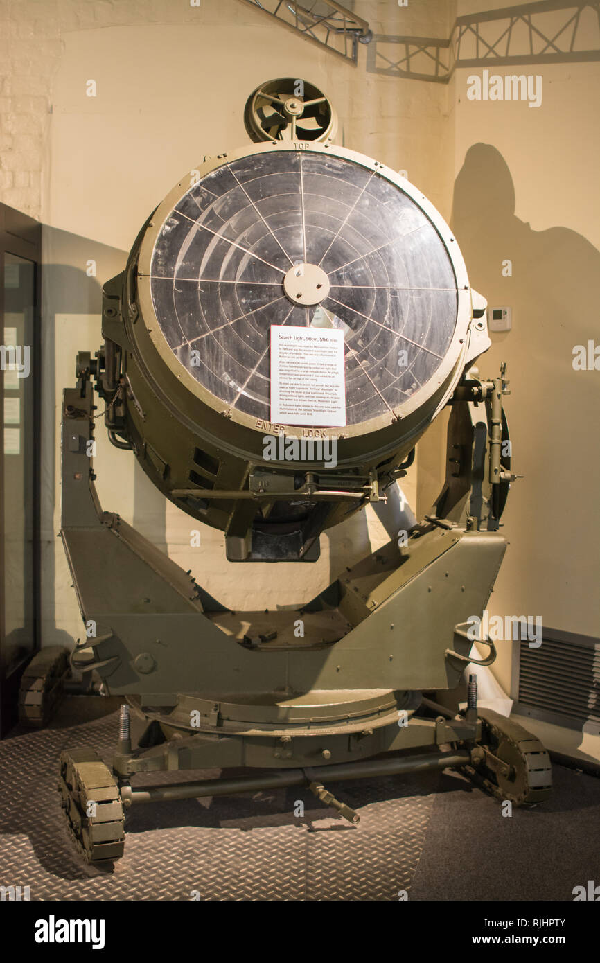 Una grande luce di ricerca, 90cm, Mk6, 1939, utilizzate per la ricerca di aeromobili, sul display in Aldershot Military Museum in Hampshire, Regno Unito Foto Stock