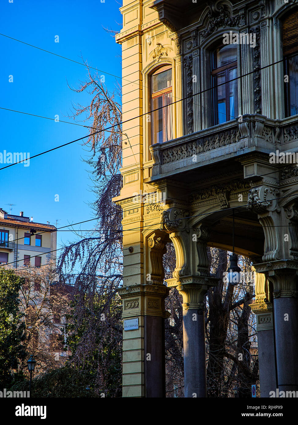 Facciata neoclassica di un tipico edificio europeo. Torino Piemonte, Italia. Foto Stock