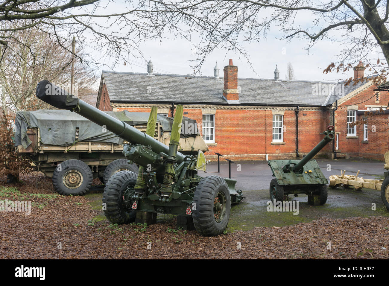 Visualizzazione di veicoli militari e le pistole fuori Aldershot Military Museum in Hampshire, Regno Unito Foto Stock