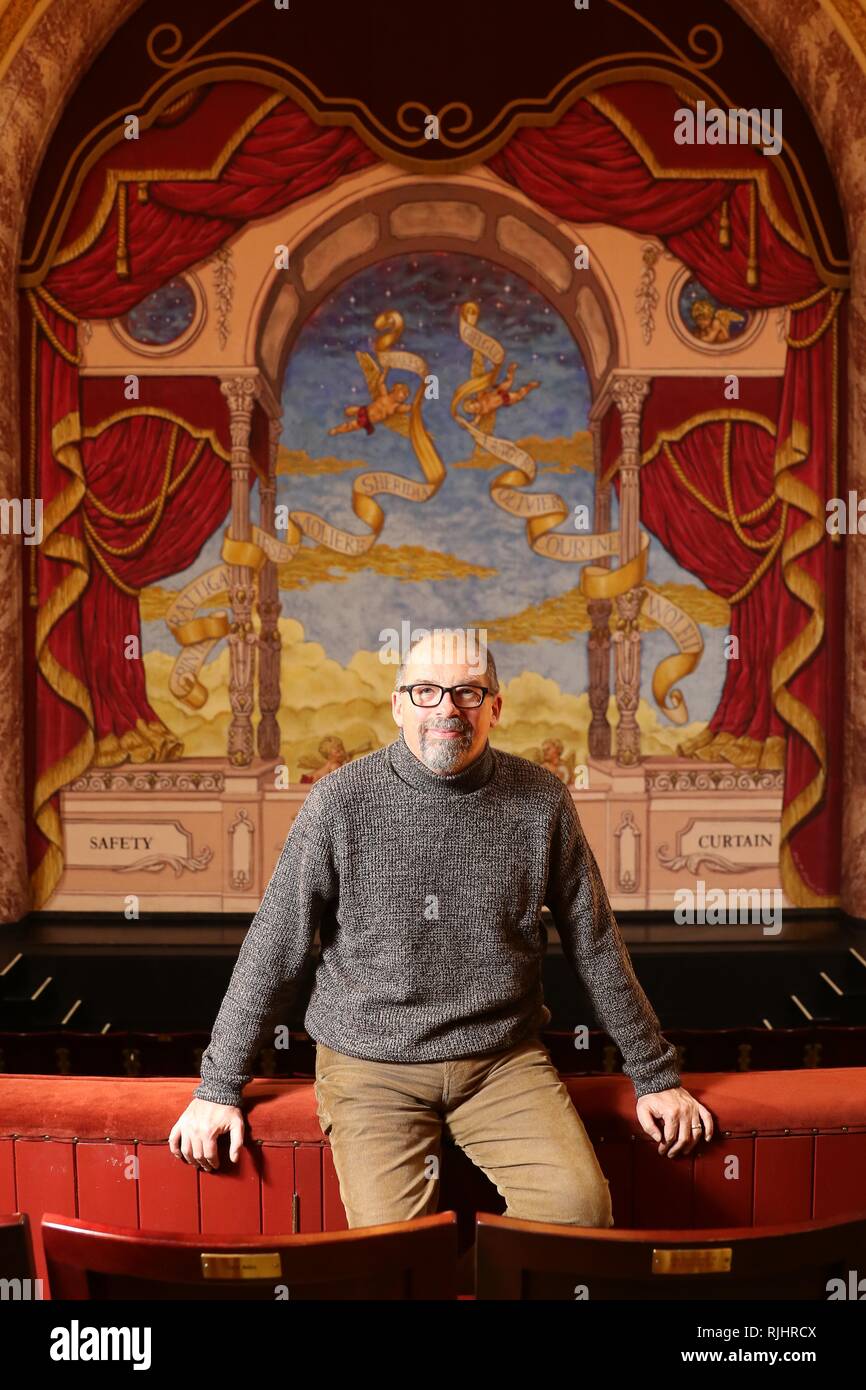 Phil R Daniels, di design Upstage, con il everyman teatro tenda di fuoco che ha dipinto. Cheltenham, Inghilterra, Regno Unito Foto Stock