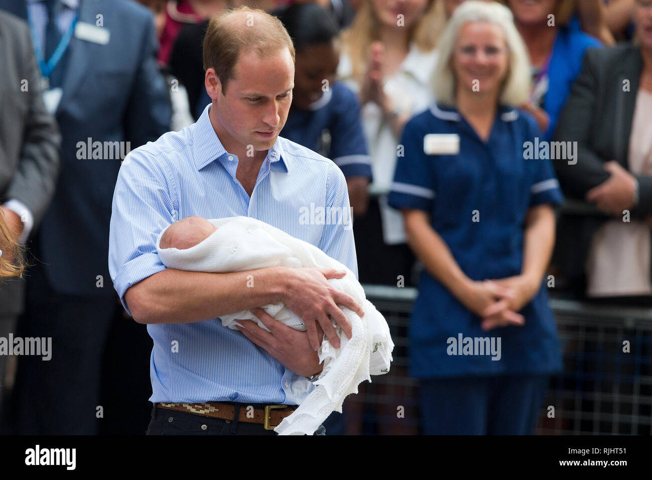 Il principe William & Catherine Duchessa di Cambridge tenere i neonati al Lindo Ala presso il St Mary s Hospital di Londra. Luglio 23, 2013. Foto Stock