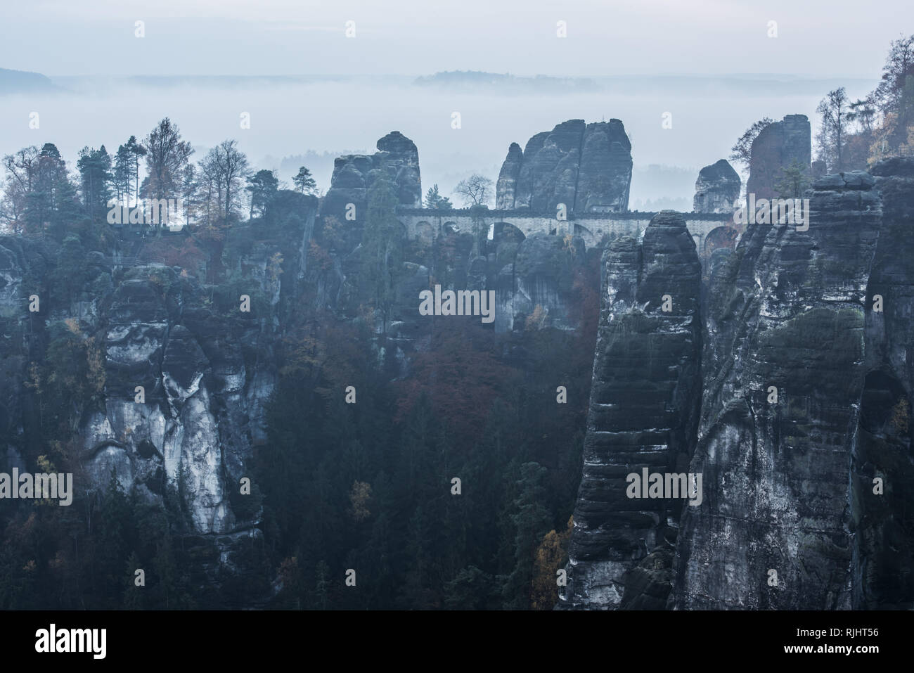 Dark scenario di Bastei a foggy sunset. Vista dalla Bastei a formazioni rocciose di arenaria dell'Elba montagne, Svizzera Sassone Parco Nazionale. Foto Stock