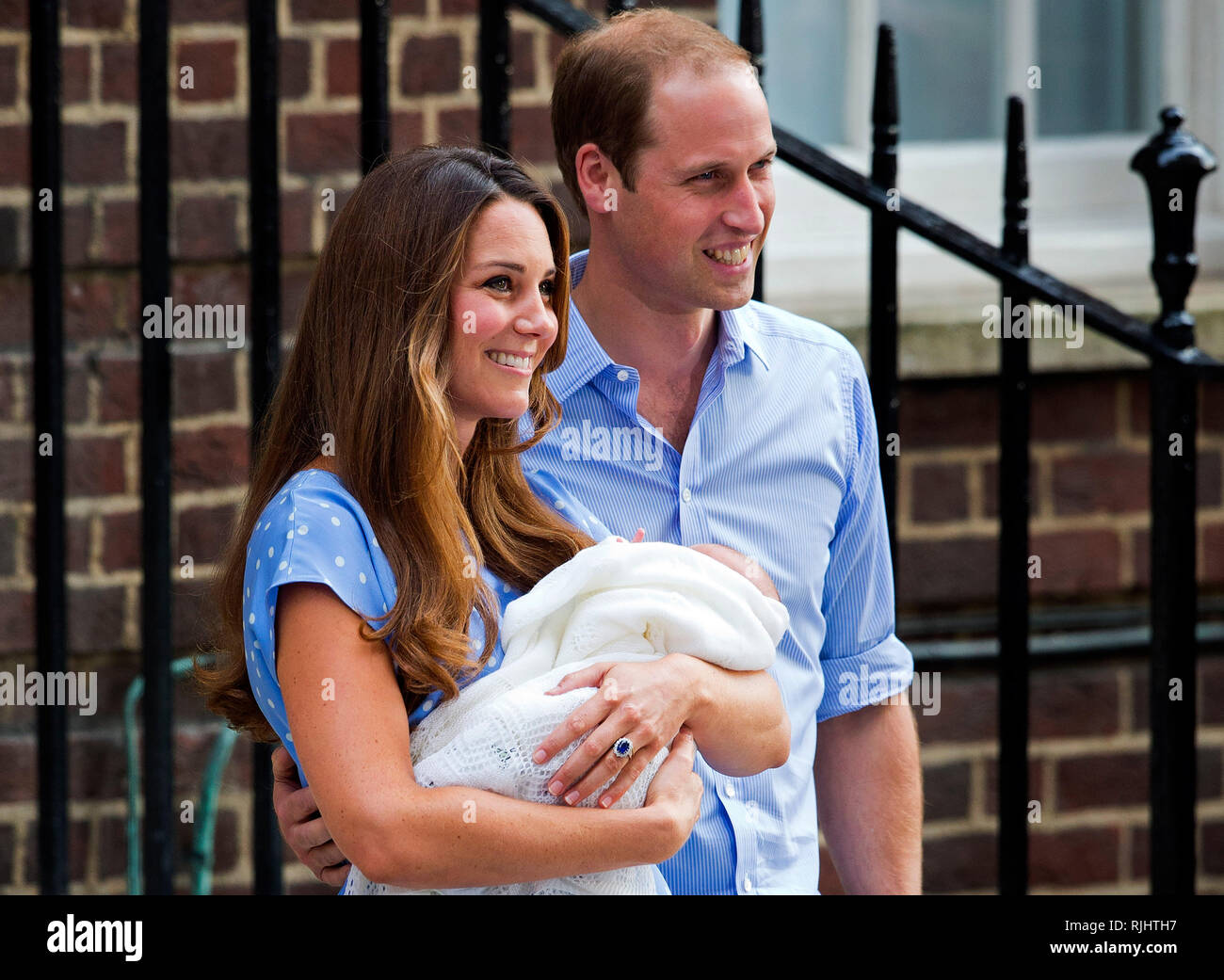 Il principe William & Catherine Duchessa di Cambridge tenere i neonati al Lindo Ala presso il St Mary s Hospital di Londra. Luglio 23, 2013. Foto Stock