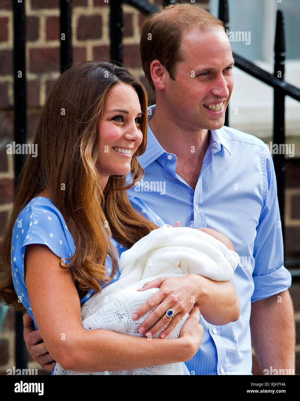 Il principe William & Catherine Duchessa di Cambridge tenere i neonati al Lindo Ala presso il St Mary s Hospital di Londra. Luglio 23, 2013. Foto Stock