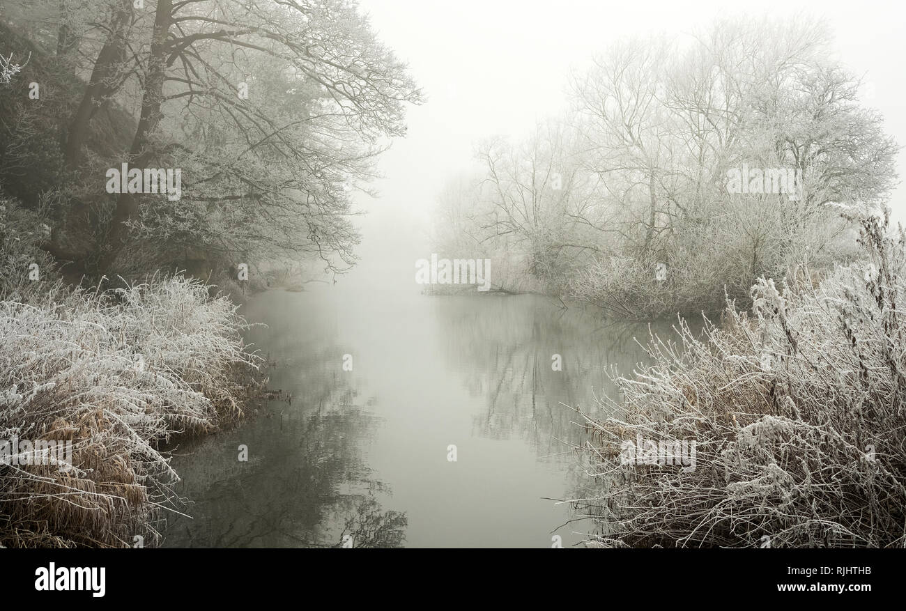 Il congelamento di foggy Scena di fiume Foto Stock