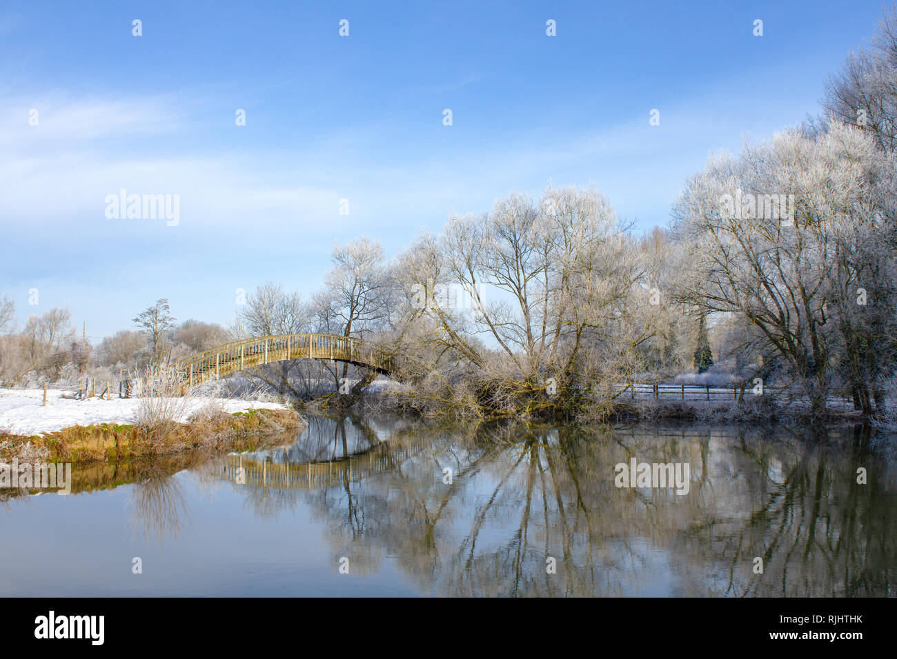 Scena invernale sul Fiume Tamigi a Buscot, Oxfordshire, Regno Unito Foto Stock