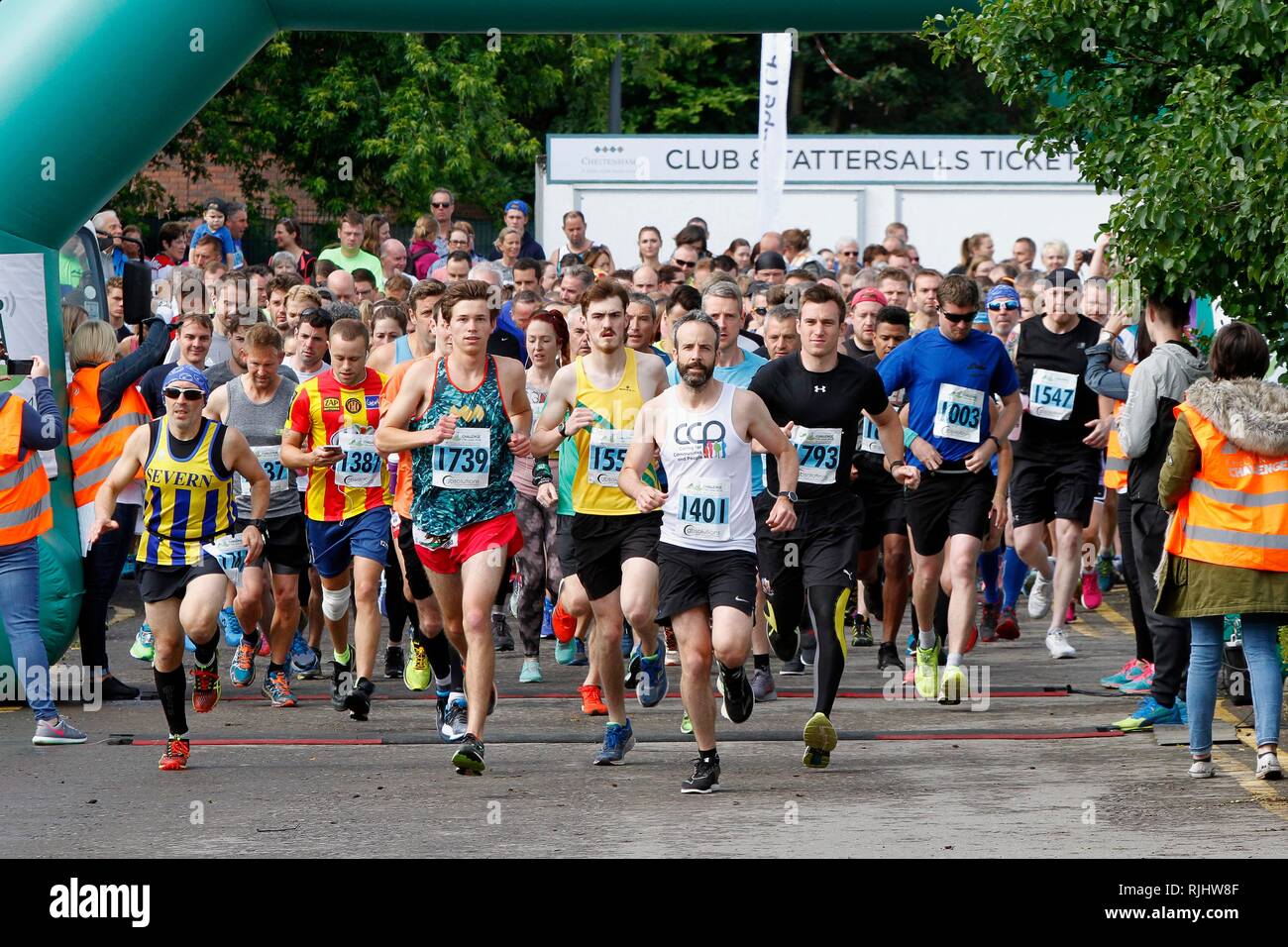 Il 10k gara iniziare alla sfida di Cheltenham, mezza maratona, 10k e 5k eseguire event, basato a Cheltenham Racecourse, nel Gloucestershire. 17 giugno 2018 P Foto Stock