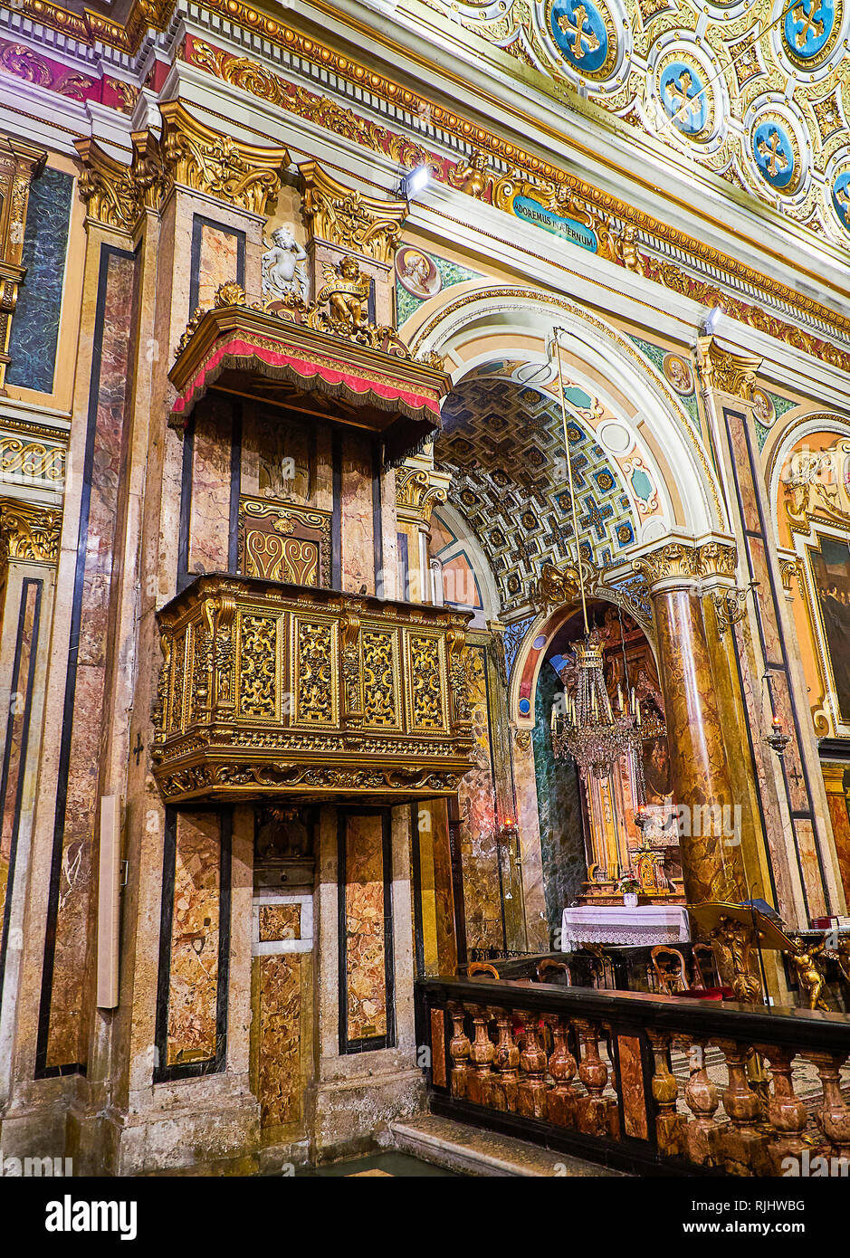Torino, Italia - Gennaio 1, 2019. Il pulpito della Chiesa di San Carlo Borromeo Chiesa. Torino Piemonte, Italia. Foto Stock