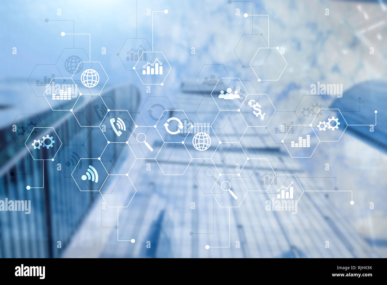 La doppia esposizione dei supporti misti. Gli schemi e le icone sulla schermata di ologramma. La gente di affari e moderna città sullo sfondo. Foto Stock