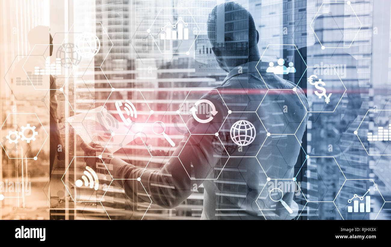 La doppia esposizione dei supporti misti. Gli schemi e le icone sulla schermata di ologramma. La gente di affari e moderna città sullo sfondo. Foto Stock