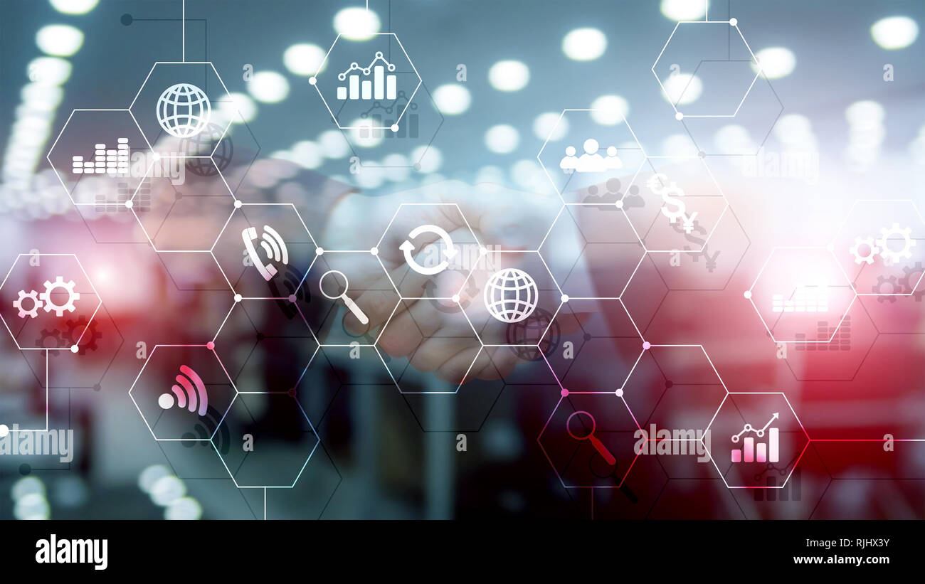 La doppia esposizione dei supporti misti. Gli schemi e le icone sulla schermata di ologramma. La gente di affari e moderna città sullo sfondo. Foto Stock