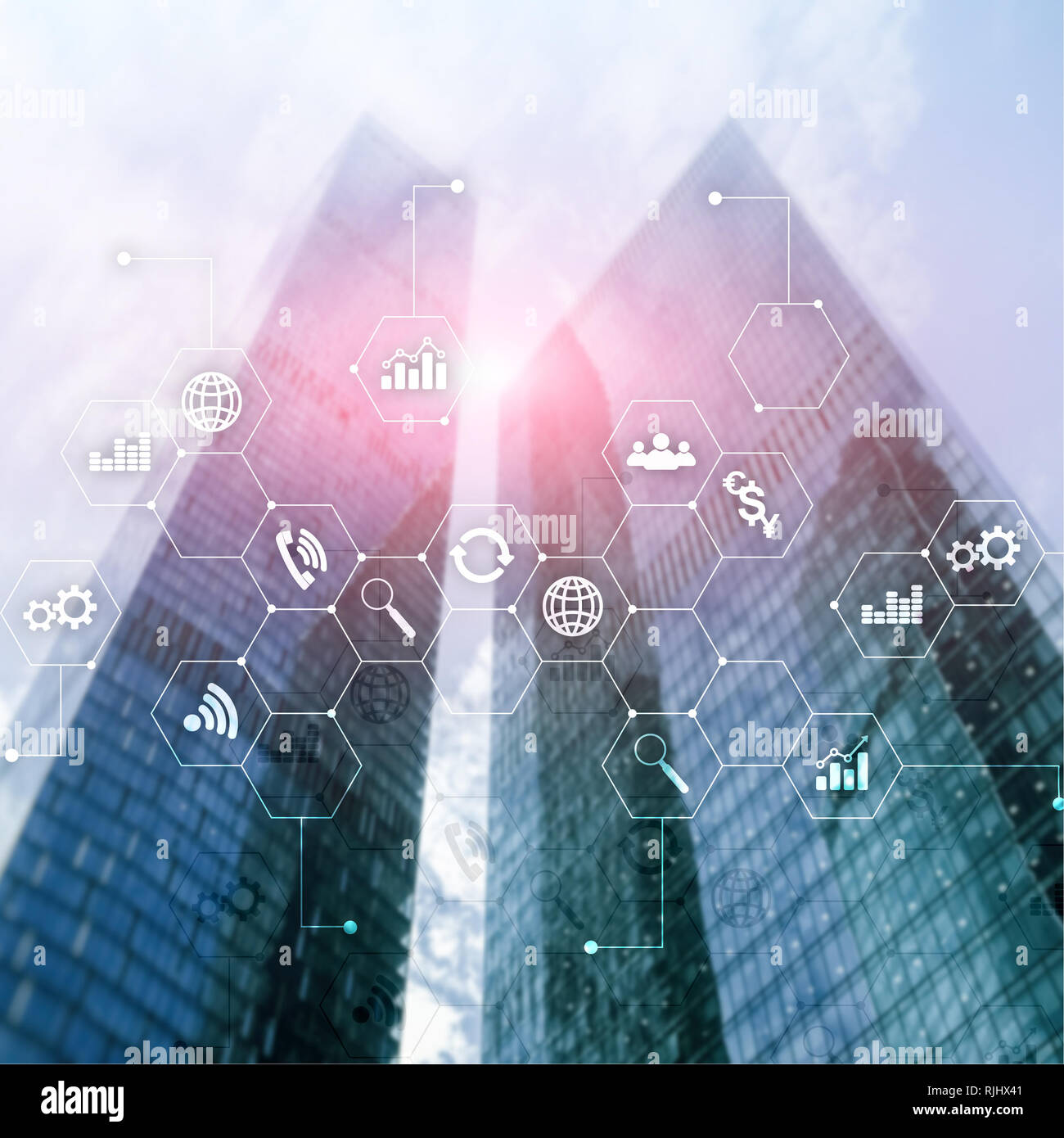La doppia esposizione dei supporti misti. Gli schemi e le icone sulla schermata di ologramma. La gente di affari e moderna città sullo sfondo. Foto Stock