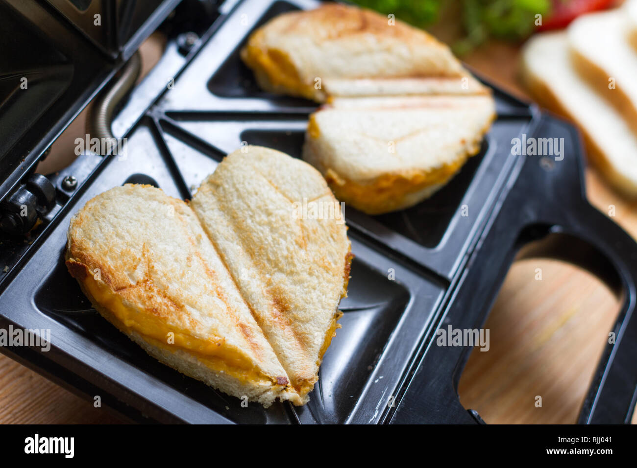 Toast forma di cuore con tostapane tostiera amore valentines concetto colazione Foto Stock