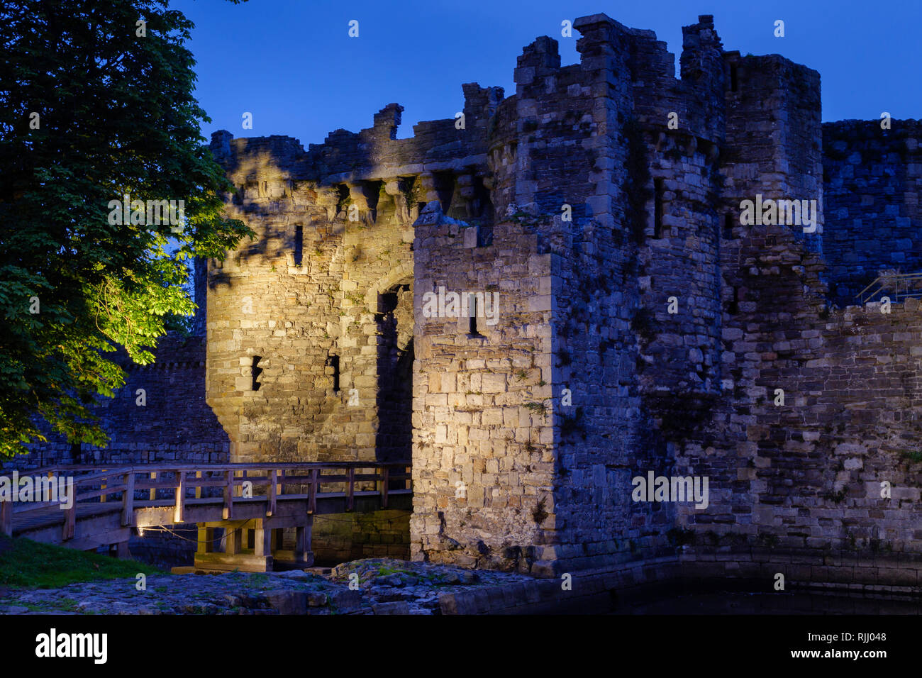 Beaumaris Castle Beaumaris Anglesey Gwynedd in Galles al crepuscolo Foto Stock