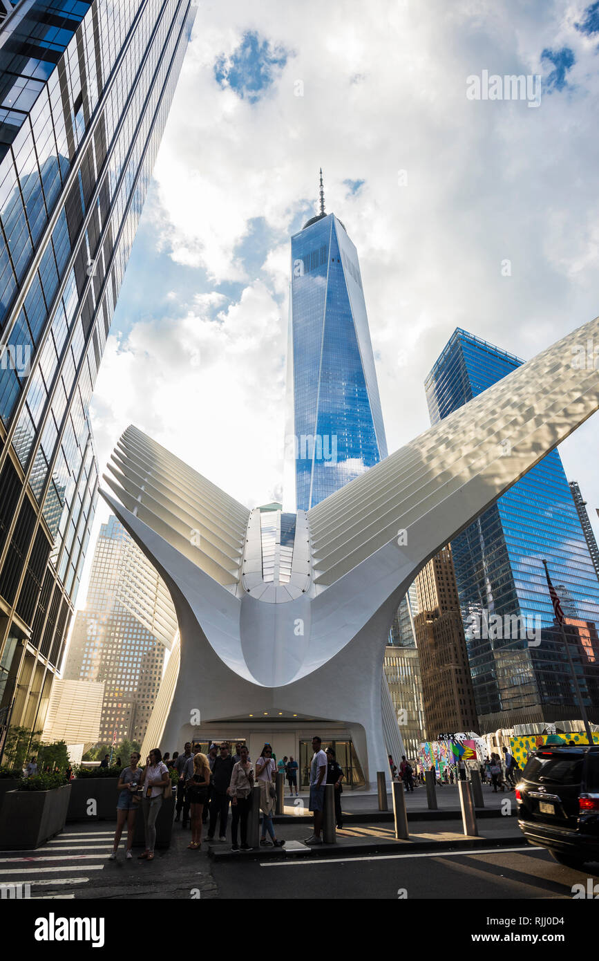 La città di New York, Stati Uniti d'America - 26 Luglio 2018: World Trade Center station (percorso), un nuovo mozzo di transito in Lower Manhattan chiamato l'occhio, progettato da Santiago a Ca Foto Stock