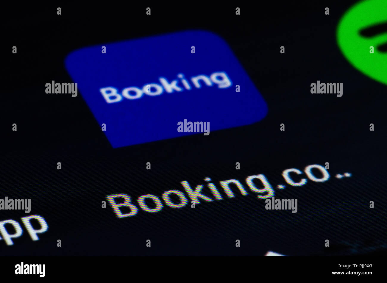 Booking.com app, tariffa di viaggio sito web aggregatore e viaggi metaricerche motore per prenotazione alloggio e sistemazioni in hotel e soggiorno di casa Foto Stock
