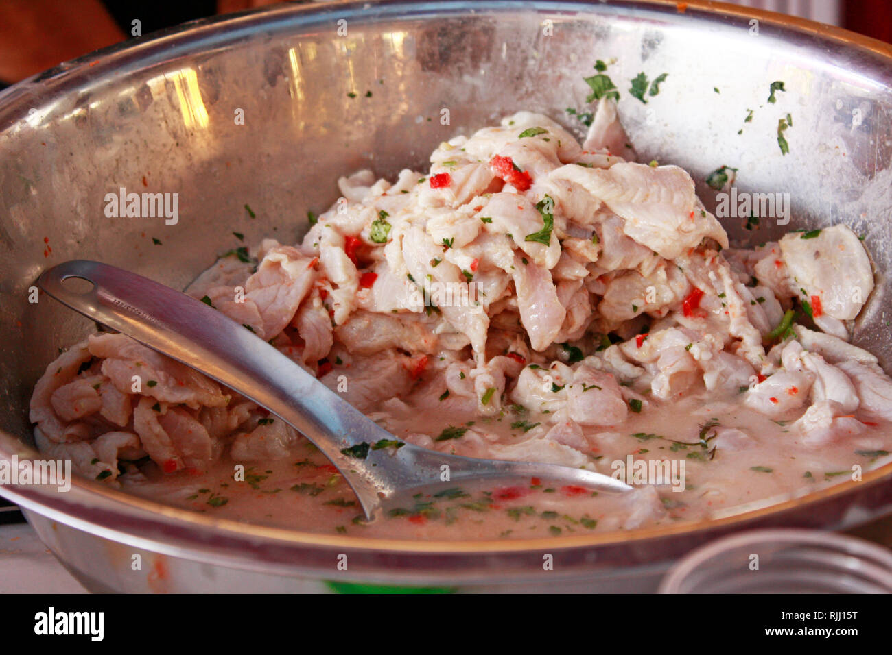 La preparazione di ceviche, tradizionale Peruviano materie piatto di pesce nel recipiente di alluminio Foto Stock