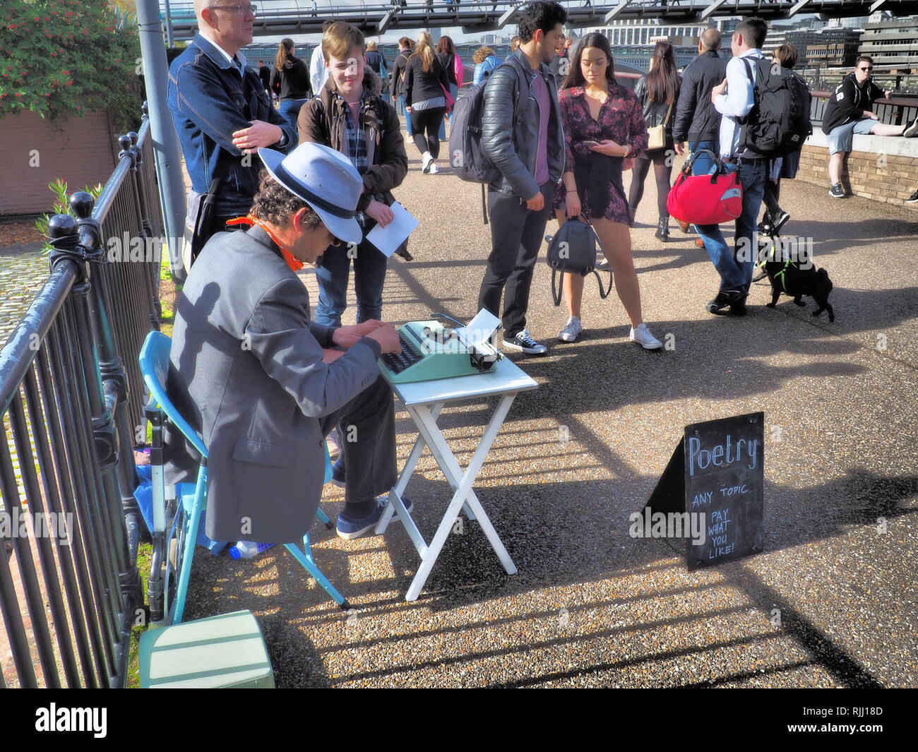 Poeta scrivere poesie in strada in South Bank - Londra - Regno Unito Foto Stock