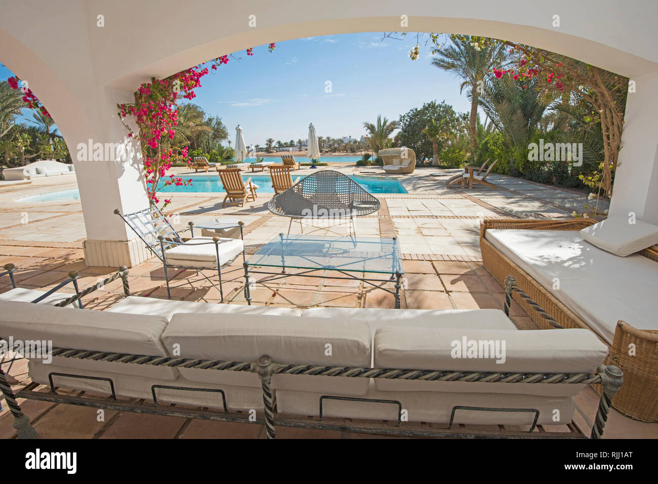 Villa di lusso show home in estate tropicale resort per vacanze con piscina e sdraio mobili da esterno Foto Stock