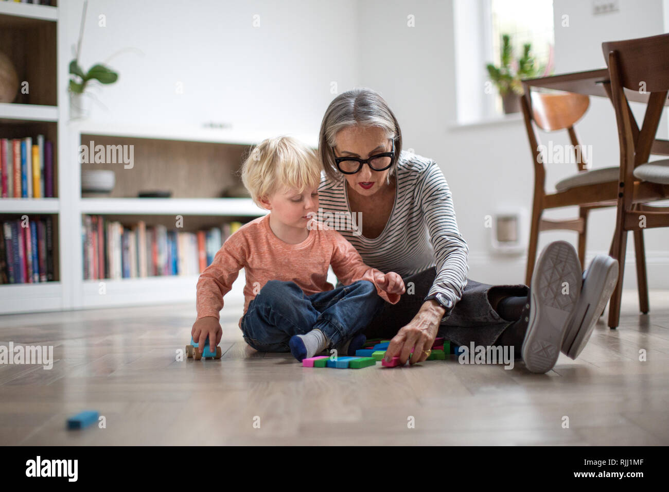 Nipote giocando con la nonna a casa Foto Stock