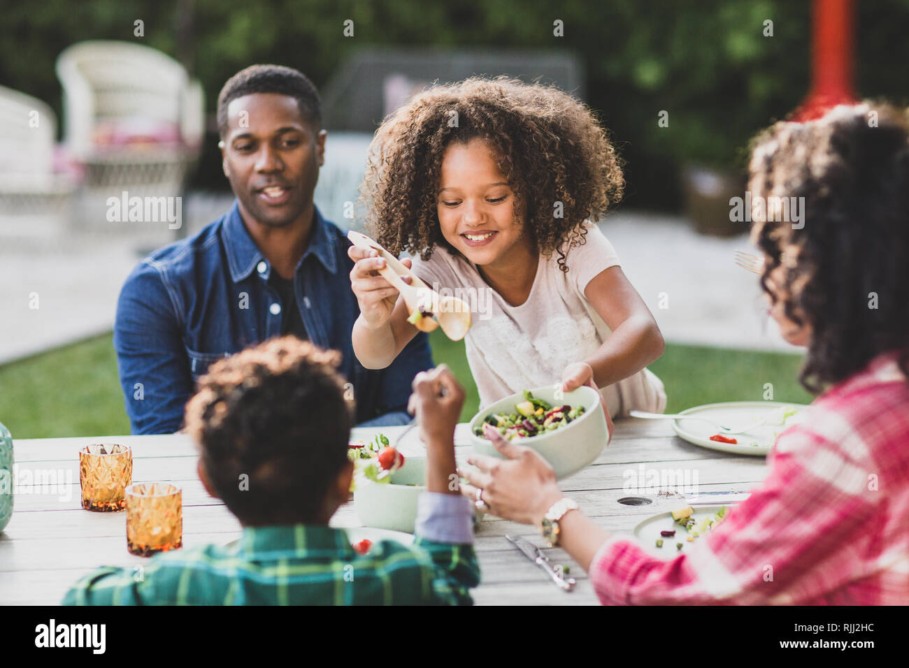 Famiglia americana africana avente una famiglia pasto all'aperto Foto Stock
