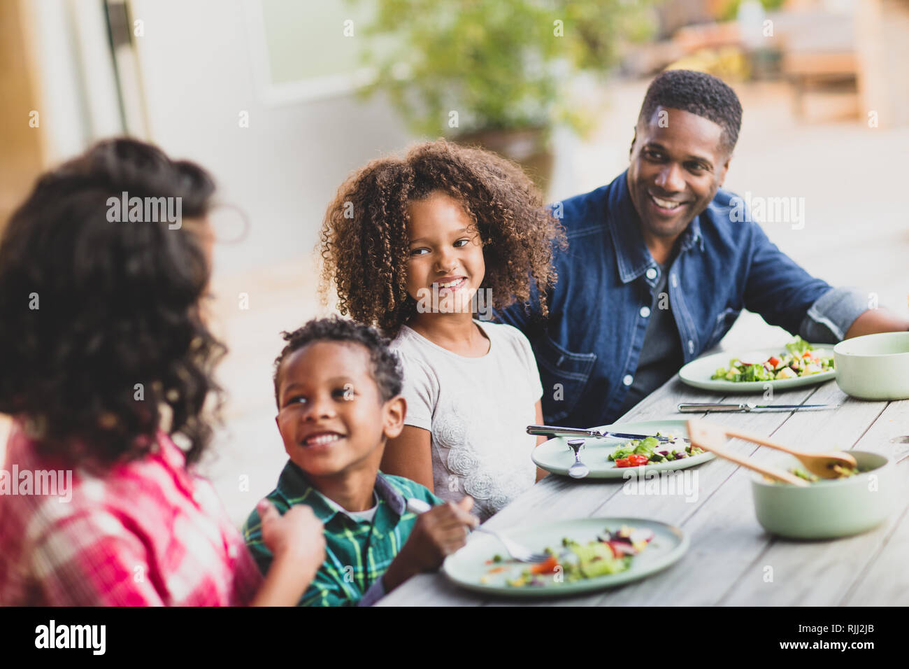 Famiglia americana africana avente una famiglia pasto all'aperto Foto Stock
