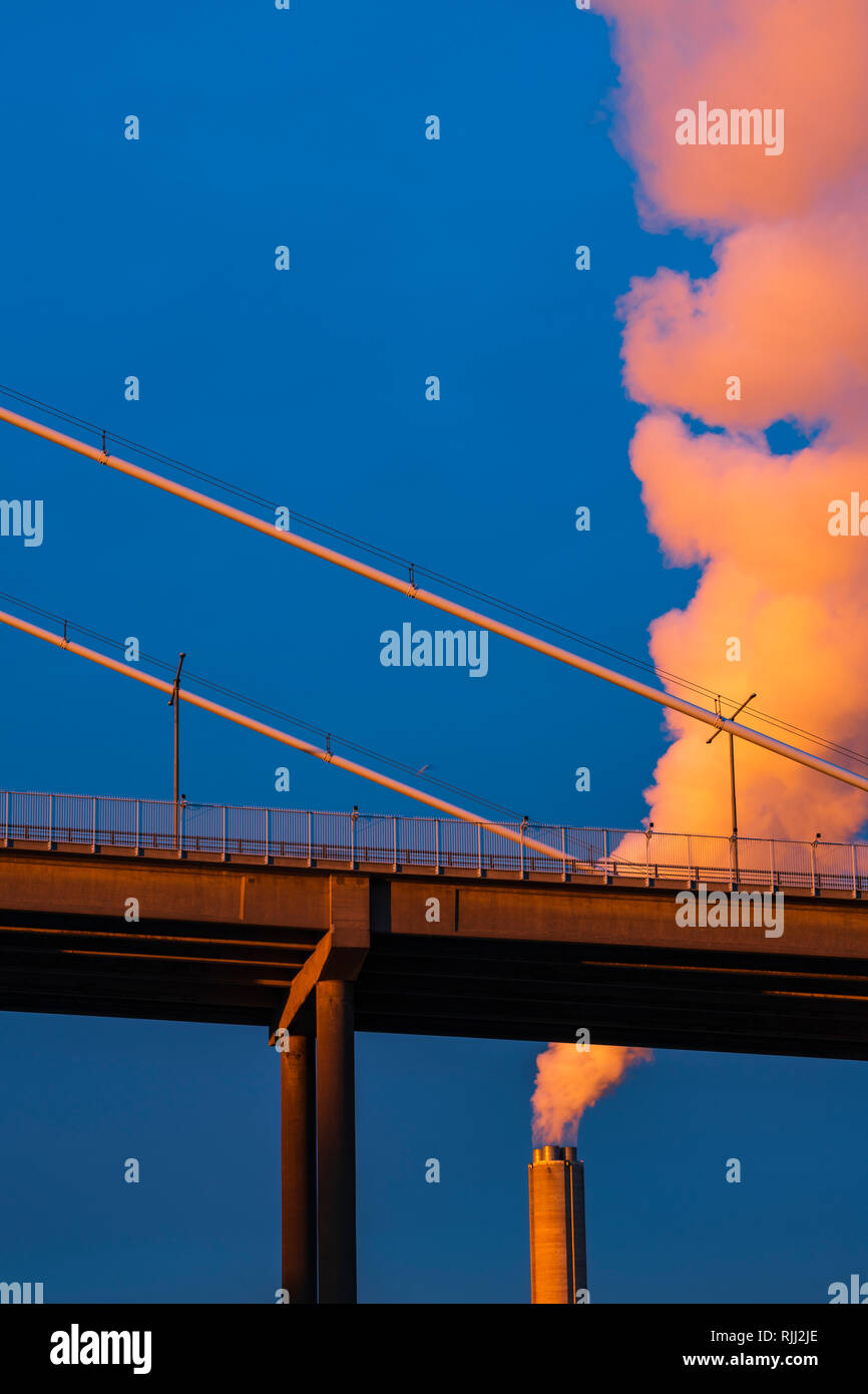 Camino industriale fumo billowing in cielo blu, basso angolo di vista, l'immagine verticale, lo spazio per la copia, Göteborg, Svezia, Europa Foto Stock