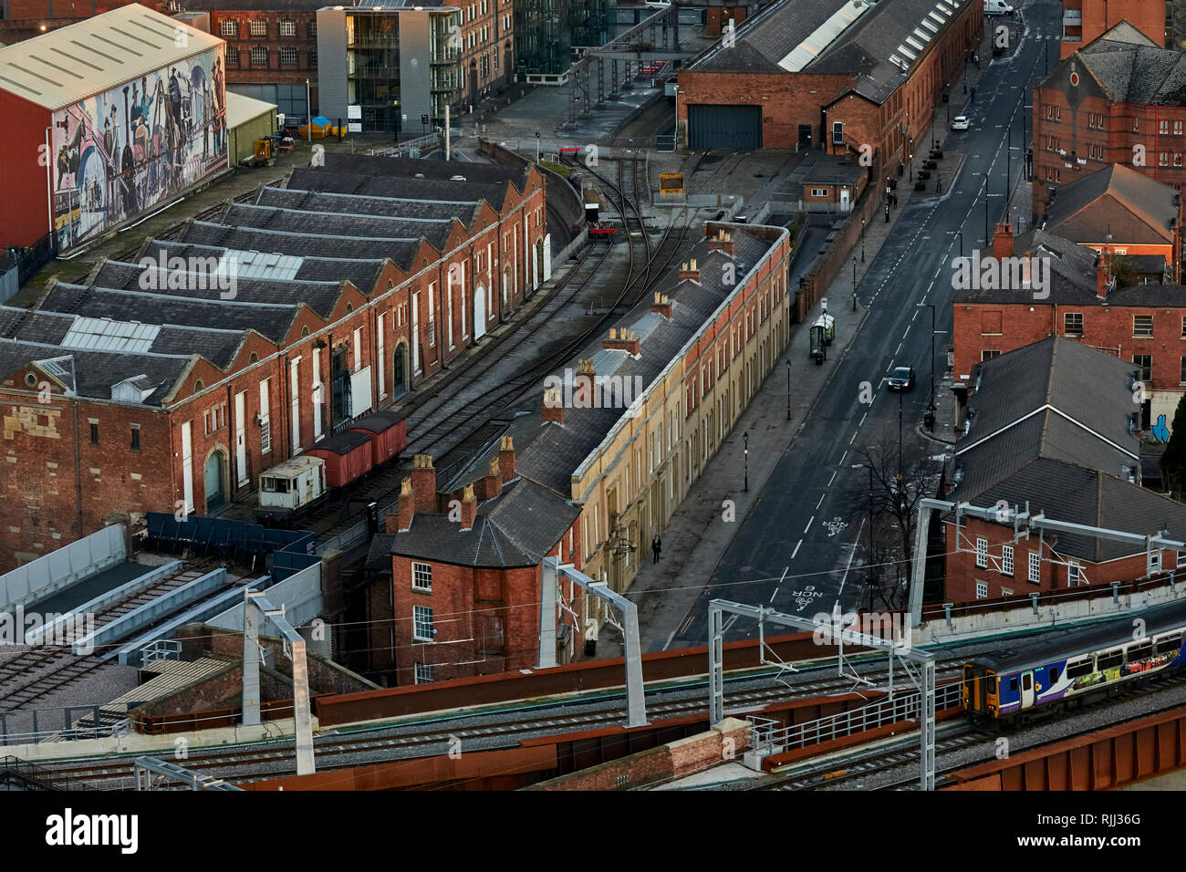 Scienza e Industria Museo MOSI guardando giù Liverpool Road, Station Building, e 1830 home magazzino del mondo il primo inter-city ferrovia passeggeri Foto Stock