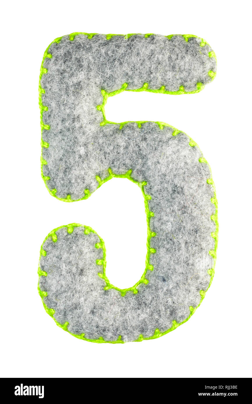 Il numero 5. Fatto a mano numero cinque dal feltro grigio isolato su sfondo bianco. Serie di numeri dal feltro grigio giocattoli. Soft font con bordi arrotondati per l'uso Foto Stock