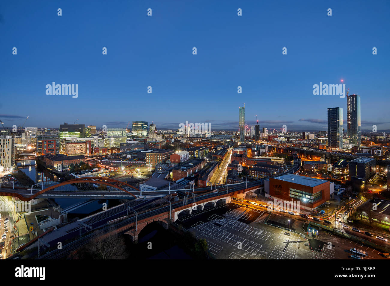 Il centro città di Manchester skyline vista sui tetti delle case da Salford Beetham Tower, Liverpool Road e MOSI il Museo della Scienza e il luogo di industria Foto Stock