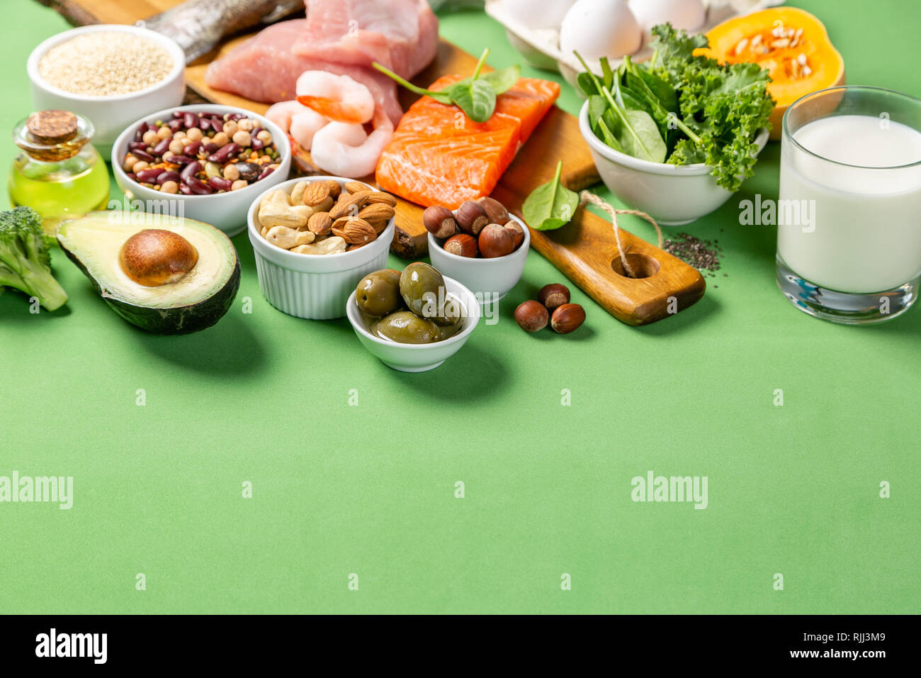 Dieta mediterranea concetto - carni, pesci, frutta e ortaggi Foto Stock