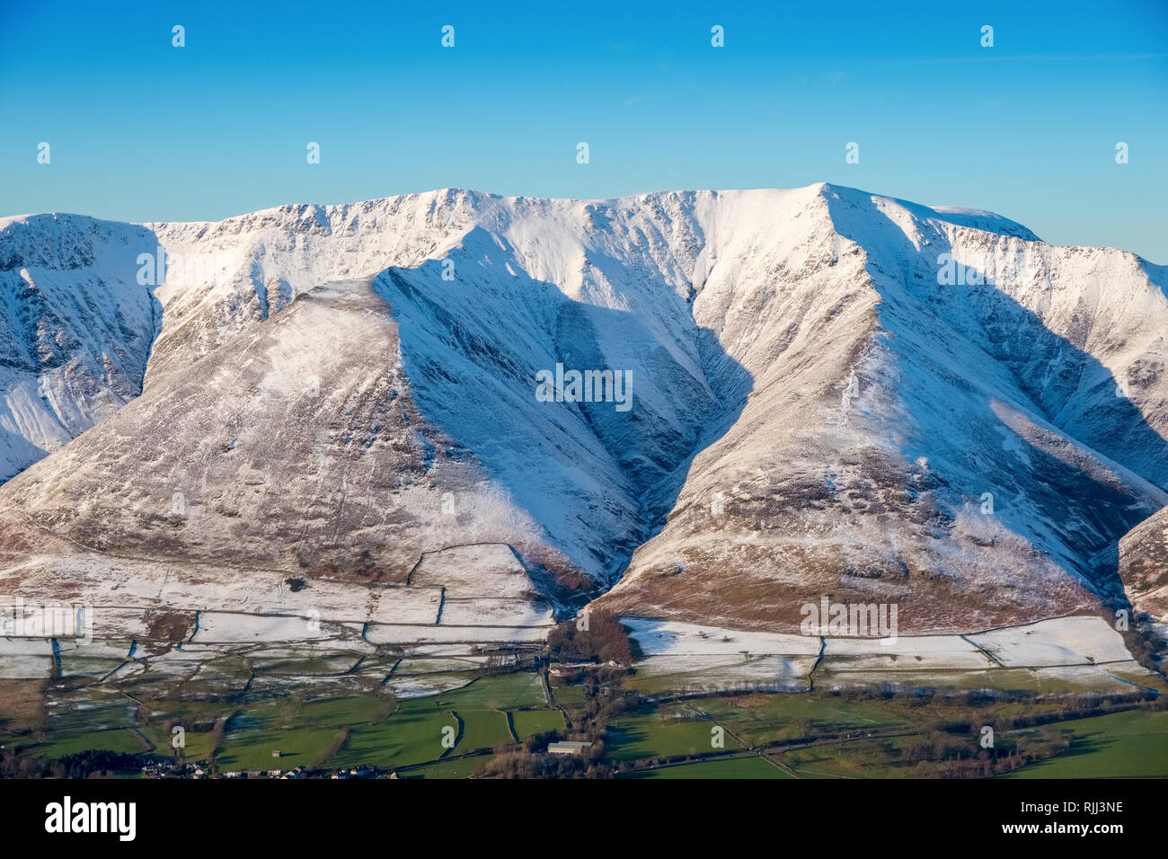 Le creste di Blencathra, una montagna nel Parco Nazionale del Distretto dei Laghi, Cumbria, Regno Unito, visto in inverno la neve Foto Stock