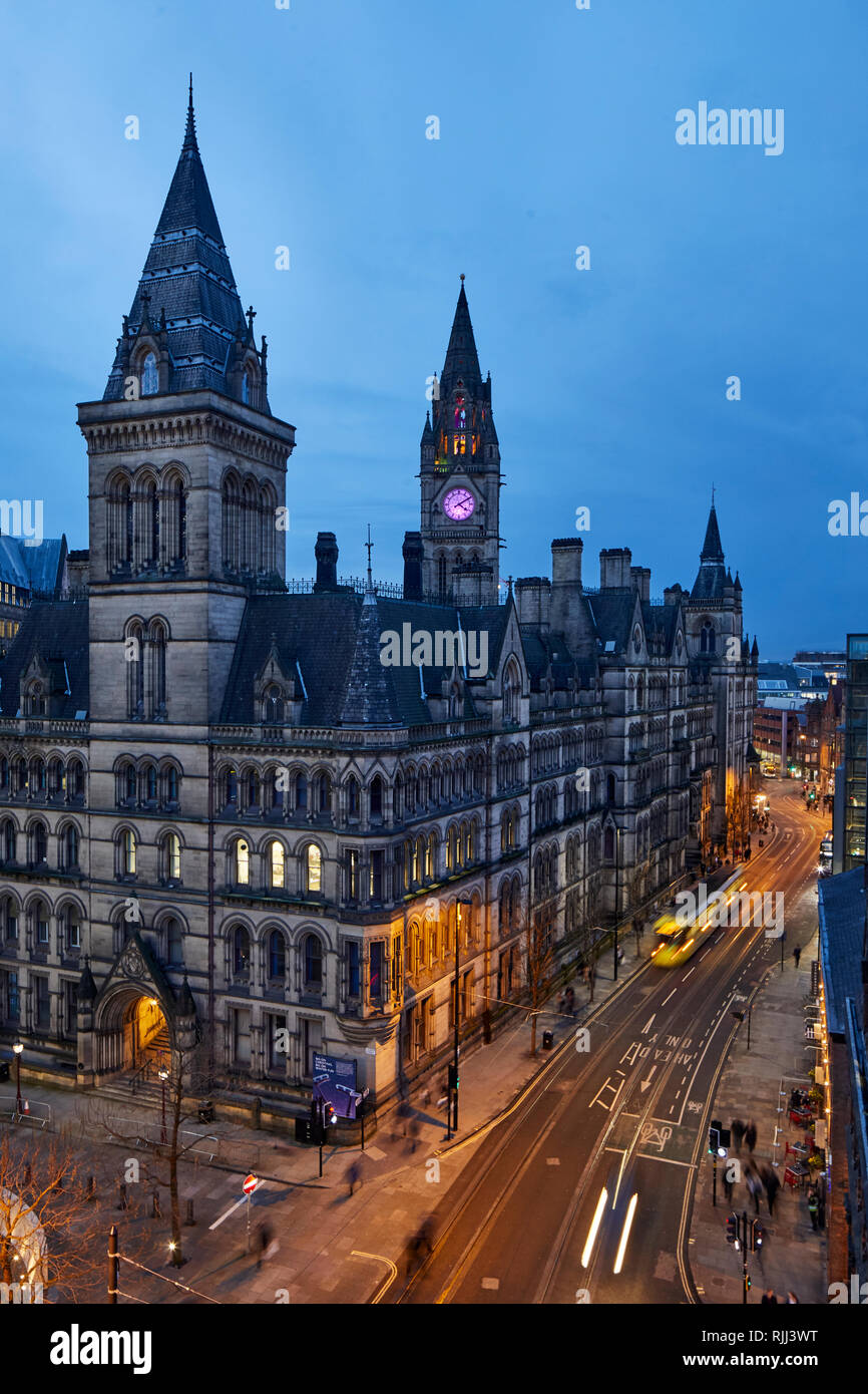 Vista da cacciatori istruzione di grado che ho elencato la Manchester Town Hall in stile vittoriano di un neo-gotico palazzo comunale lungo Princess Street elevazione. Foto Stock