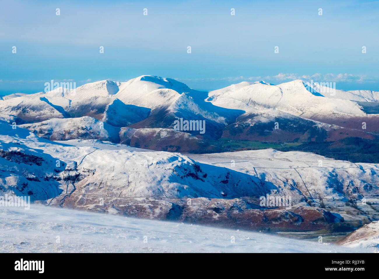 Le montagne del distretto del lago in inverno Foto Stock