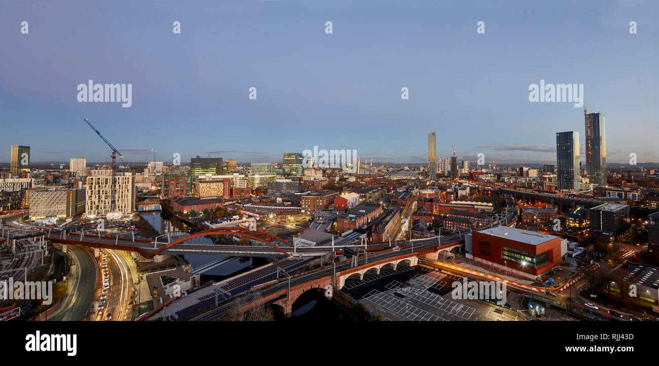 Il centro città di Manchester skyline vista sui tetti delle case da Salford dal bacino di Wilburn seguendo il Calvario corda Foto Stock