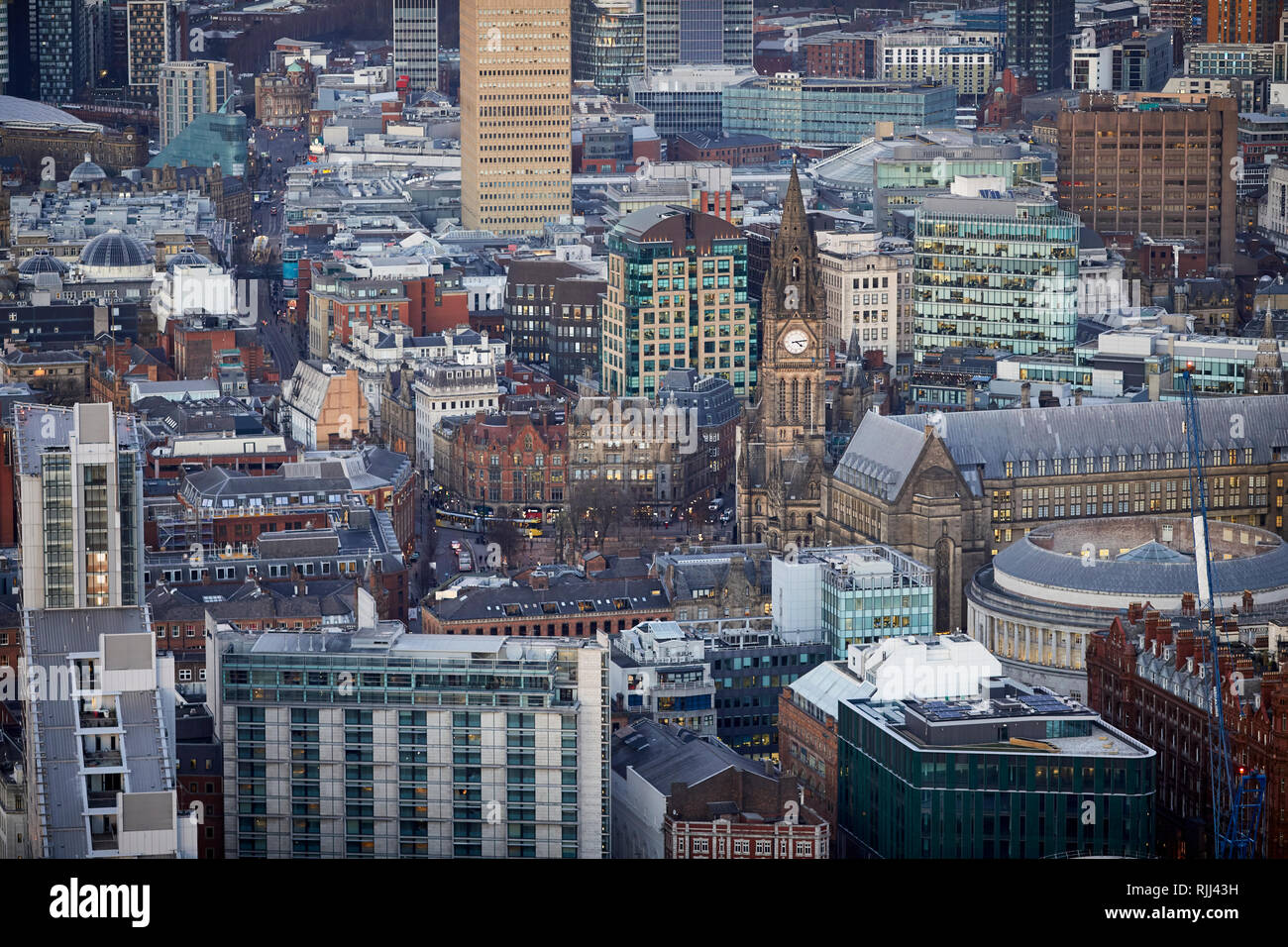 Vista dalla Torre Sud della Piazza di Deansgate guardando in giù a Manchester City Center skyline intorno al Municipio Foto Stock