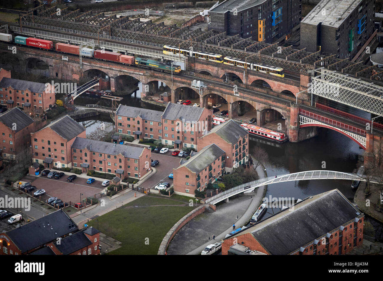 Vista dalla Torre Sud della Piazza di Deansgate guardando in giù a Manchester City Center skyline guardando Castlefiled Foto Stock