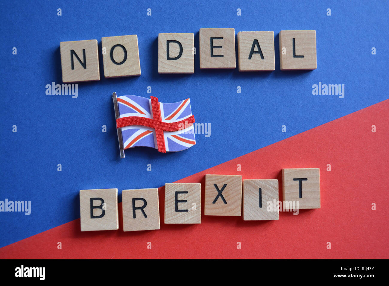 Concetto creativo : politica inglese : 3d Union Jack flag e le parole Brexit e nessun affare isolate su un blu e sfondo rosso Foto Stock