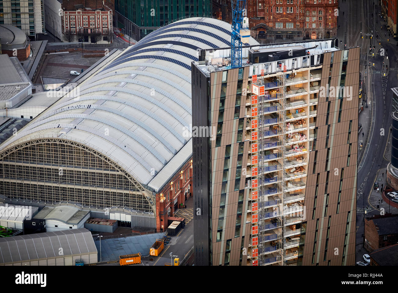 Vista dalla Torre Sud della Piazza di Deansgate guardando in giù a Manchester City Center skyline guardando asse Tower su Deansgate Locks sotto la costruzione Foto Stock