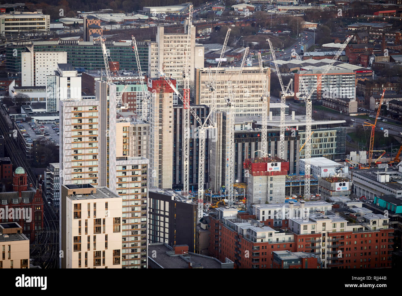 Vista dalla Torre Sud della Piazza di Deansgate guardando in giù a Manchester City Center skyline guardando gli edifici intorno a Manchester MMU Foto Stock
