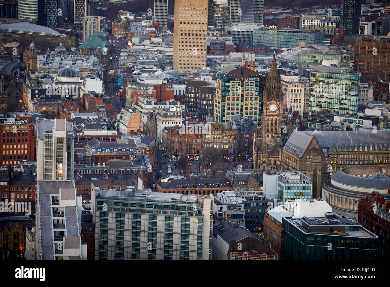 Vista dalla Torre Sud della Piazza di Deansgate guardando in giù a Manchester City Center skyline intorno al Municipio Foto Stock