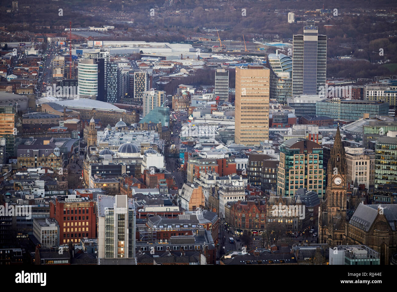 Vista dalla Torre Sud della Piazza di Deansgate guardando in giù a Manchester City Center skyline intorno al Municipio Foto Stock