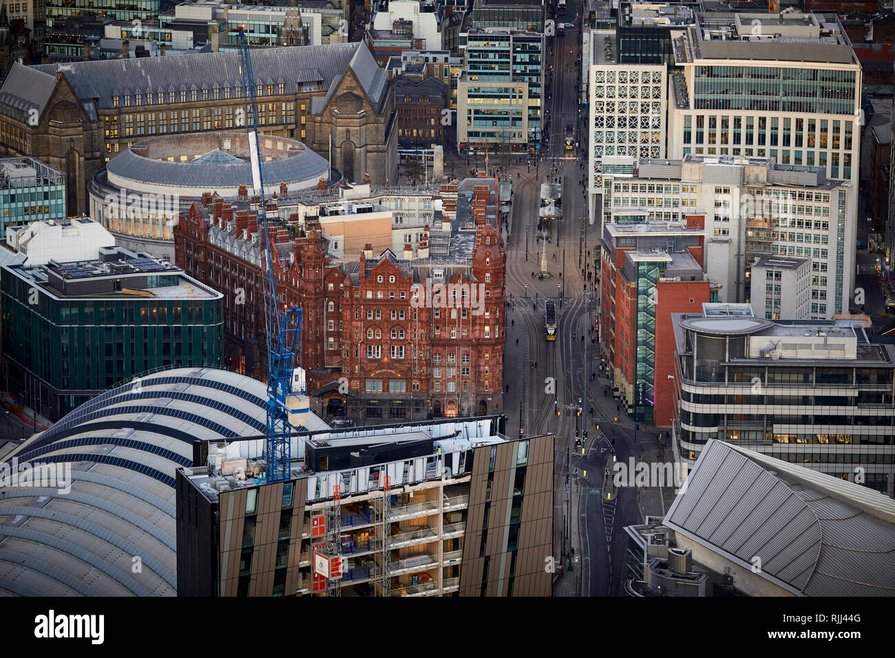 Vista dalla Torre Sud della Piazza di Deansgate guardando in giù a Manchester City Center skyline intorno il Midland Hotel e Peters Square Foto Stock