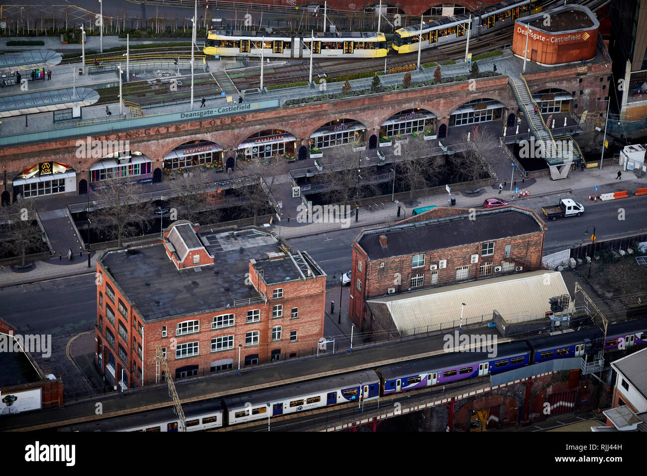 Vista dalla Torre Sud della Piazza di Deansgate guardando in giù a Manchester City Center skyline intorno Deansgate Locks Foto Stock